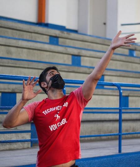 Practicando el saque a mano alta en el programa de tecnificación de voleibol
